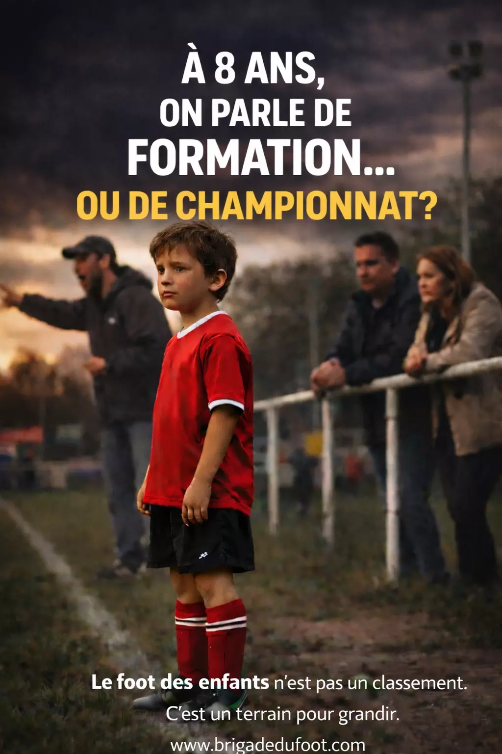 Jeunes joueurs de football amateur sur un terrain, illustration du débat formation ou compétition chez les 6-10 ans